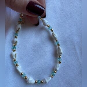 Elegant Shell and Bead Bracelet
